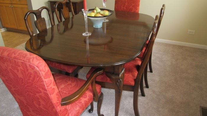 $800.00 Harden Dining table, chairs and 2 8" leaves