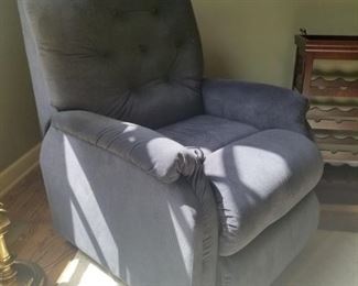 La Z Boy Recliner Lift Chair $400