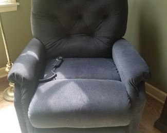 La Z Boy Recliner Lift Chair $400