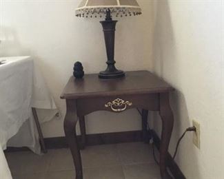 2 of these end tables and lamps