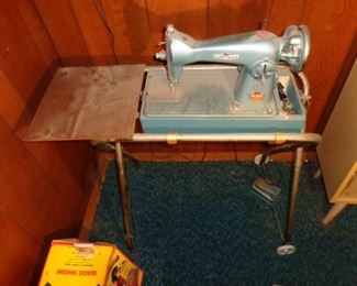 PLL #153 Alden's De Luxe Vintage Sewing Machine $65