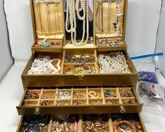 Vintage Jewelry Bundle https://ctbids.com/#!/description/share/416043