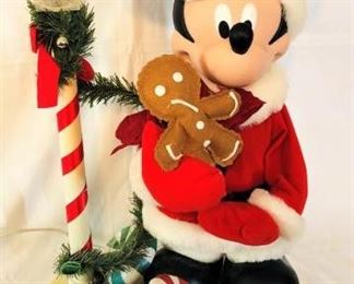 Christmas Mickey with Lamp Post https://ctbids.com/#!/description/share/416397