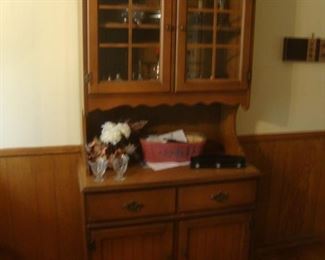 Small china cabinet (2 pieces)
