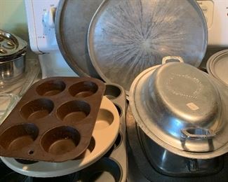 s100- baking lot $10 (2 heavy pans with lids, 2 pizza pans, 3 muffins pans)