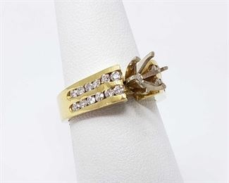 611	

18k Gold Ring With Diamonds, 8g
Size 6. Diamonds Approx 1/64