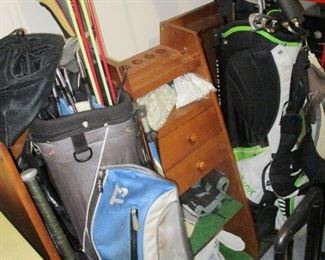 Wood Golf rack to hold bags, clubs and accessories