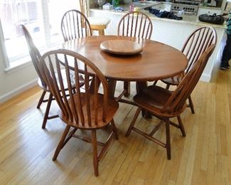 Hunt Country Round Table and 6 chairs $600
