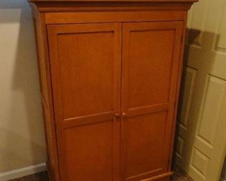 Armoire $75