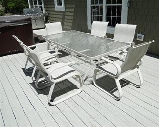 Patio Table and 6 chairs $400