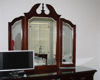   Thomasville Kingsize Bedroom Suite - $1,500