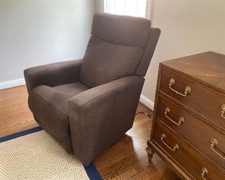 Brown recliner elctronic $40