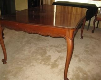 French Provincial Dining table with 3 leaves and pads
