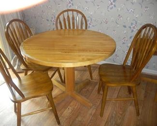 42" round casual dining table w/ 4 chairs
