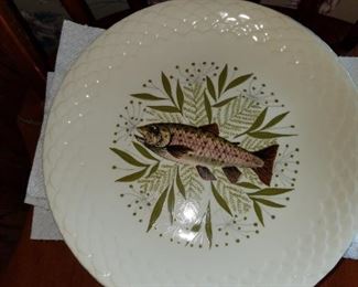 set of 8 ten inch fish plates