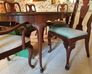 dining table w/ 6 chairs, 2 leaves and pads