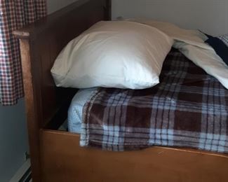 $100, Twin Trendle bed VG condition new mattresses 