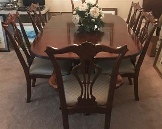$250-Gorgeous, Bernhardt  Dark Wood Dining Room Set. 5’5” claw foot, double pedestal table w/ 2 expansion leaves that are 18” wide each. 

Minor wear to the surface, comes with 6 beautiful chairs, with ivory and blue upholstery. 2 chairs need some upholstery love. It even comes with the elegant faux flower arrangement in a silver plated, marked, bowl. 