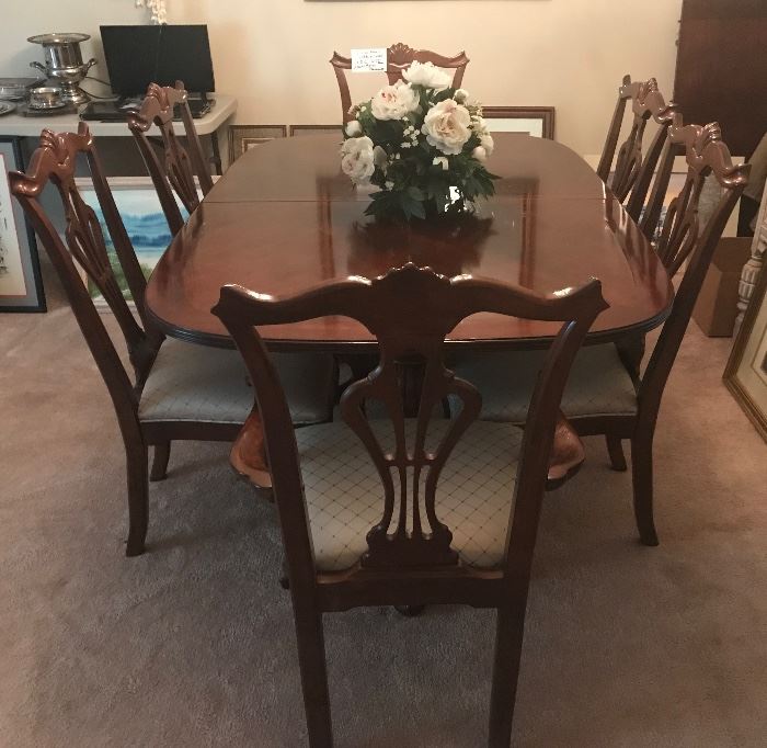$250-Gorgeous, Bernhardt  Dark Wood Dining Room Set. 5’5” claw foot, double pedestal table w/ 2 expansion leaves that are 18” wide each. 

Minor wear to the surface, comes with 6 beautiful chairs, with ivory and blue upholstery. 2 chairs need some upholstery love. It even comes with the elegant faux flower arrangement in a silver plated, marked, bowl. 