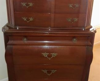 7 drawer dresser. Measures 55" in height x 41" in lenght X 22" in width
