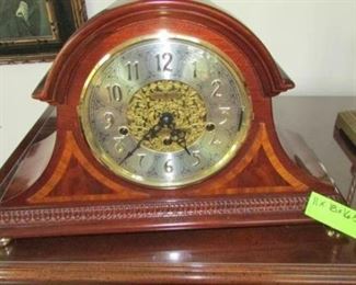 Howard Miller Limited Edition PRESIDENTIAL chiming mantle clock, key wound
Sounds great !