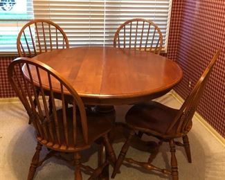 Etnan Allen kitchen Table with 5 Chairs... excellent condition!
