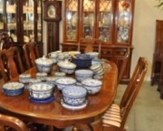 Broyhill Dining Table w/6 Chairs $450 25% Off