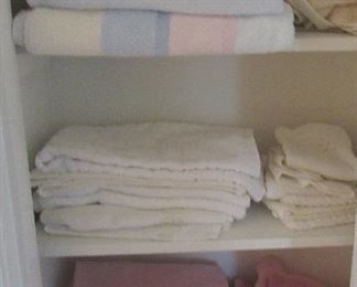 Lot 162 - Large lot of towels $15.00