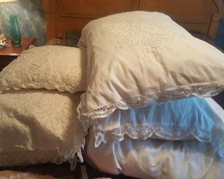 88.QUEEN SIZE WHITE FEATHERED COMFORTER WITH 4 PILLOWS $