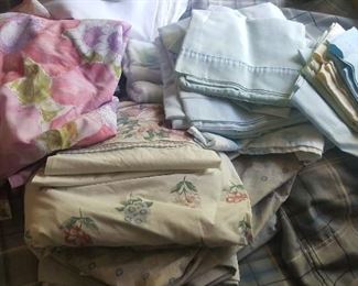 108.GROUP OF QUEEN SIZE SHEET SETS, SHEETS AND PILLOW CASES $