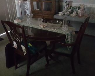 600.DINING TABLE WITH ONE LEAF AND 4 CHAIRS 