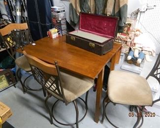 drop leaf table with 4 stools