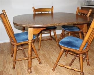 Dinning Rm set with 2 leaves and 6 chairs.