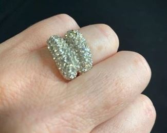 Beautiful Costume Ring Goldtone