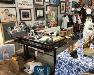 Grooming table, pet supplies, figurines