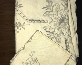 Table cloth with napkins $8.00
