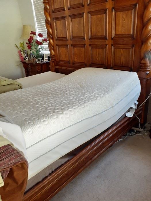 Split King Tempur-pedic Deluxe Massage adjustable mattress and frame
$3000 OBO