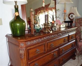 dresser w/mirror