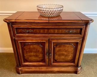 Fold out bar Buffet, server