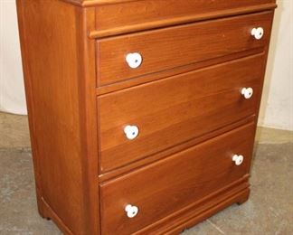 
Lot 1006
Solid Maple 3 Drawer Bachelor Chest
