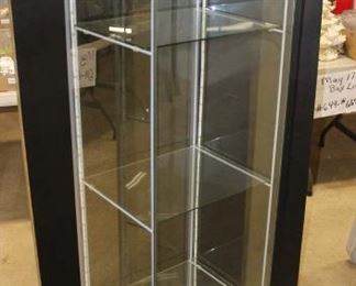 
Lot 1012
LED Lighted Display Case with Remote and Key
