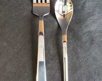 https://ctbids.com/#!/description/share/422421 3 Count Oneida 18/10 9" Serving Spoons and 3 Count 13" Wedgwood Serving Forks.