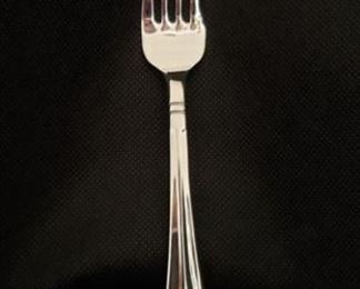 24 Count "New York" 18/10 Forks By Oneida. "Oneida New York flatware pattern is richly sculpted with a majestic, plume-like design that is finely crafted in lustrous 18/10 Stainless. New York flatware is bound to be noticed and appreciated by your guests for its beautiful finish and exceptional quality. This Oneida pattern offers continental sizing and long lasting durability." https://ctbids.com/#!/description/share/422380