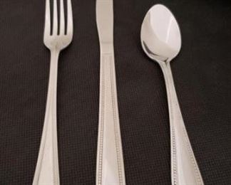 https://ctbids.com/#!/description/share/422428 Delco by Oneida 3 piece place setting. Service for 12. New in plastic sleeves.