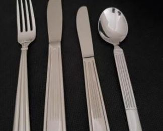 https://ctbids.com/#!/description/share/422460 Qty 20 Oneida Spoons, Forks, & Knives. 8 spoons, 6 forks, 6 knives (one slightly larger, see photo).
