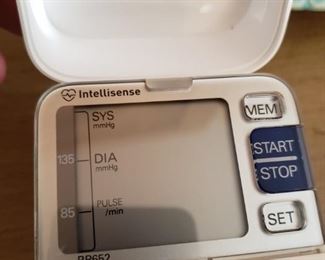 Lot 112 Omron Intellisense Wrist Monitor $20