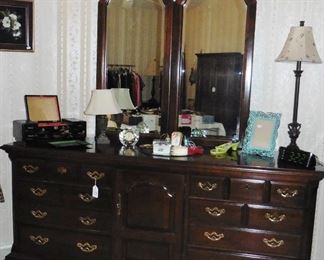 Thomasville Chippendale style mahogany dresser with mirror-$350 Buy it Now