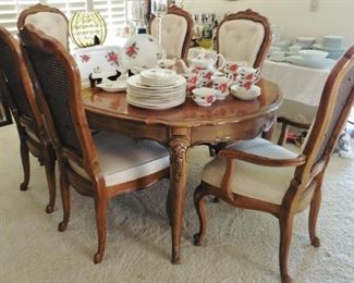 Thomasville dining table, 6 chairs, 2 leaves, pads.