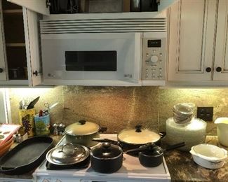 Pots and pans.  Cast iron pan oval griddle 
