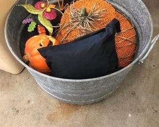 Halloween items
Galvanized bucket 